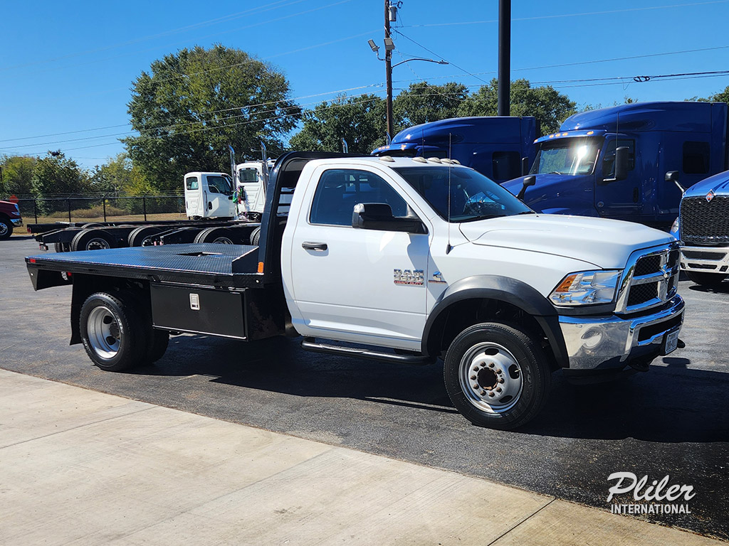 2018 RAM 5500 TRADESMAN | JG352296 - image 3 of 6